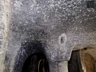 A circa due metri di altezza invece sono presenti dei fori rettangolari contrapposti destinati, un tempo, a sostenere delle travi di legno alle quali venivano appesi dei lumi e dei panneggi liturgici